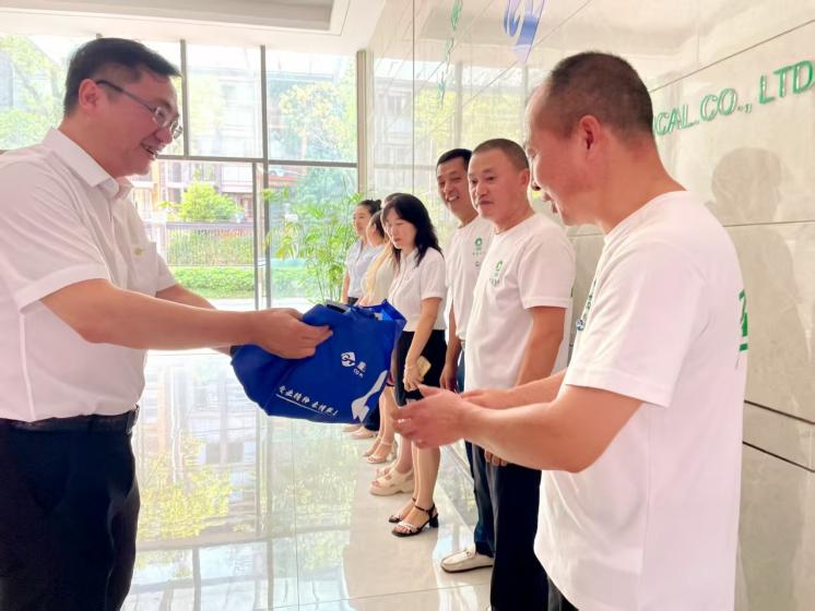 通用技术重药控股领导班子深入一线开展“夏送清凉”慰问活动